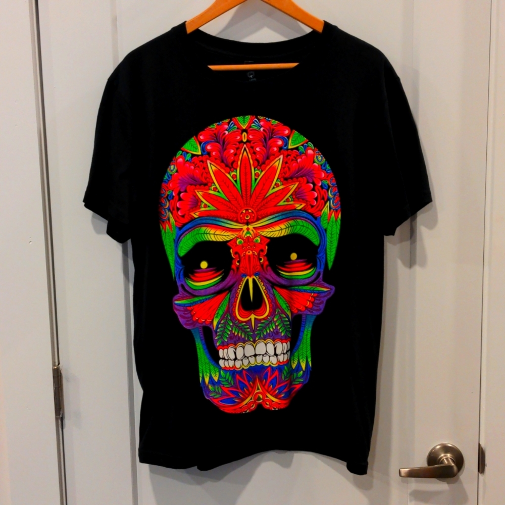 Men's t-shirt blacklight reactive NWOT